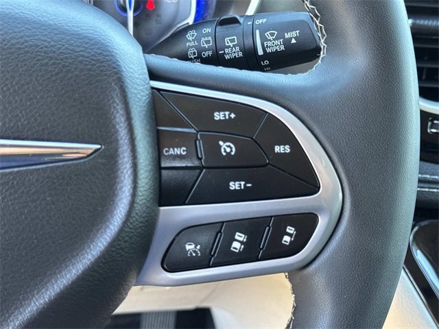 Used 2023 Chrysler Pacifica Touring-L image 10