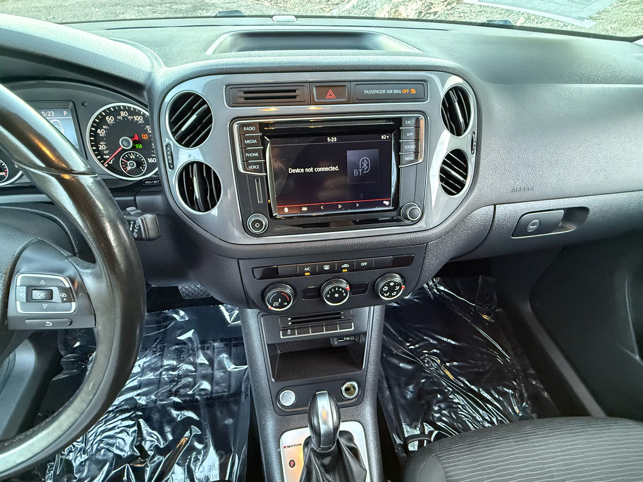 Used 2017 Volkswagen Tiguan Limited w/ Premium Package image 27