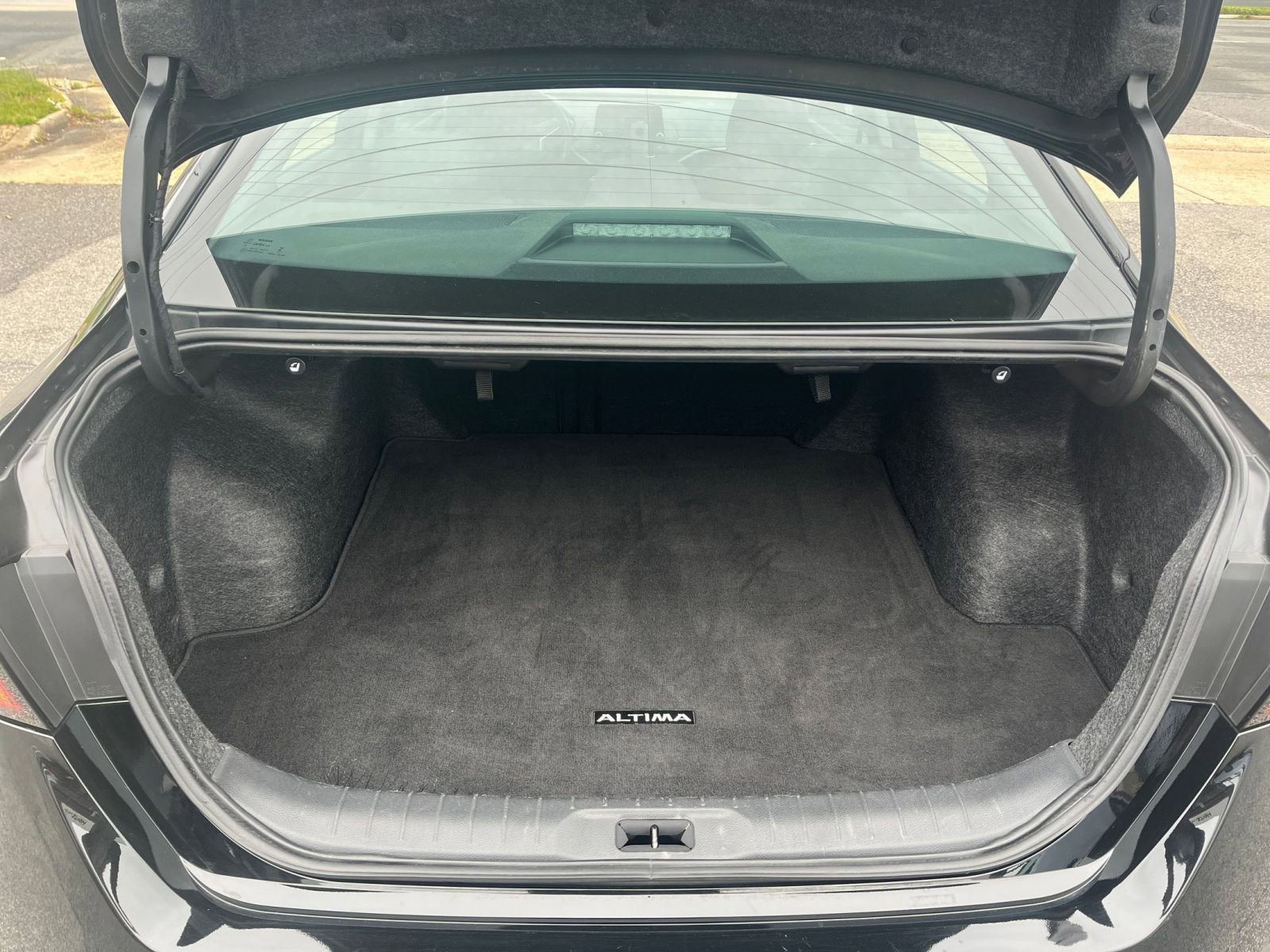 Used 2025 Nissan Altima 2.5 SV FWD image 31