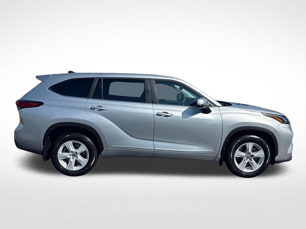 Used 2023 Toyota Highlander L FWD image 6