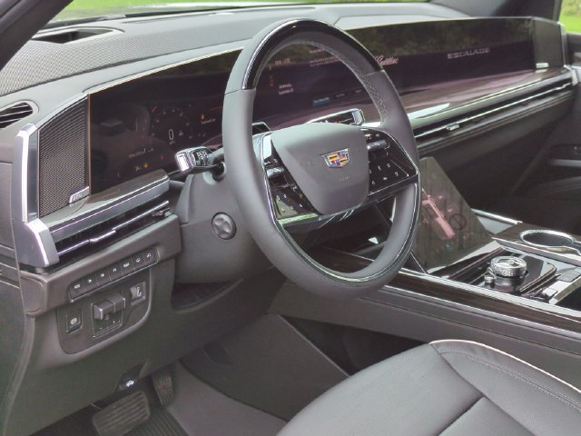 New 2026 Cadillac Escalade ESV Luxury w/ Touring Package AWD/4WD image 9