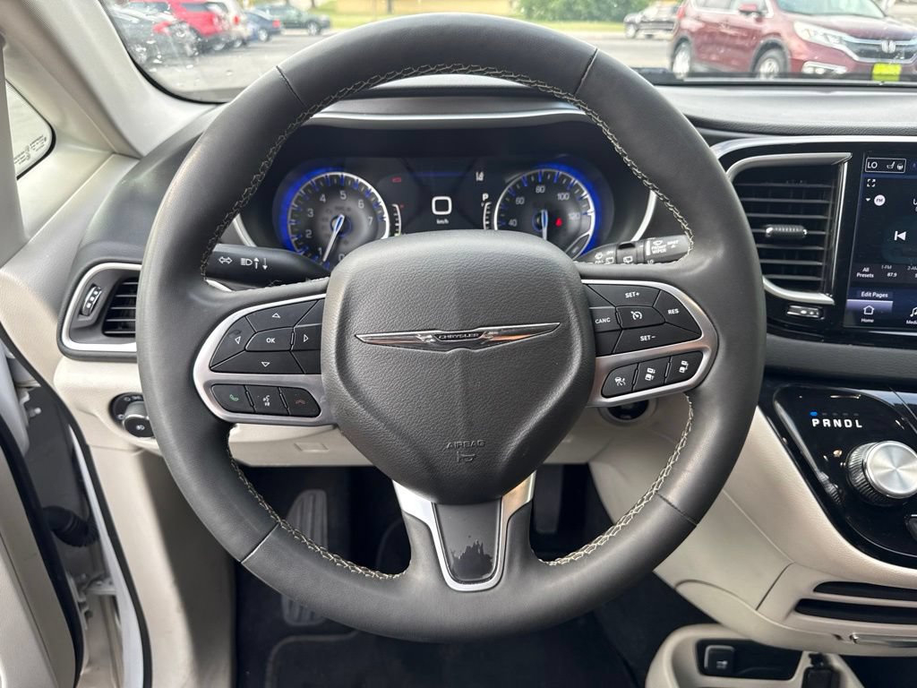 Used 2024 Chrysler Pacifica Touring-L FWD image 19