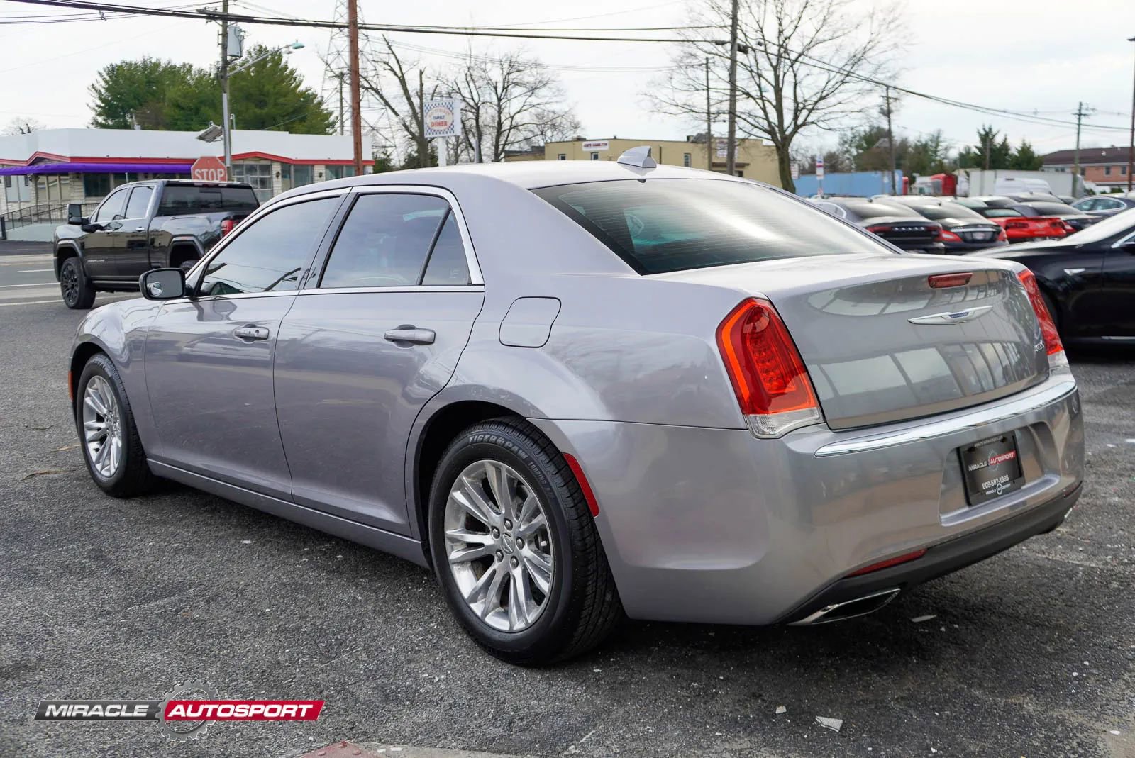 Used 2017 Chrysler 300 Limited w/ Driver Convenience Group RWD image 5