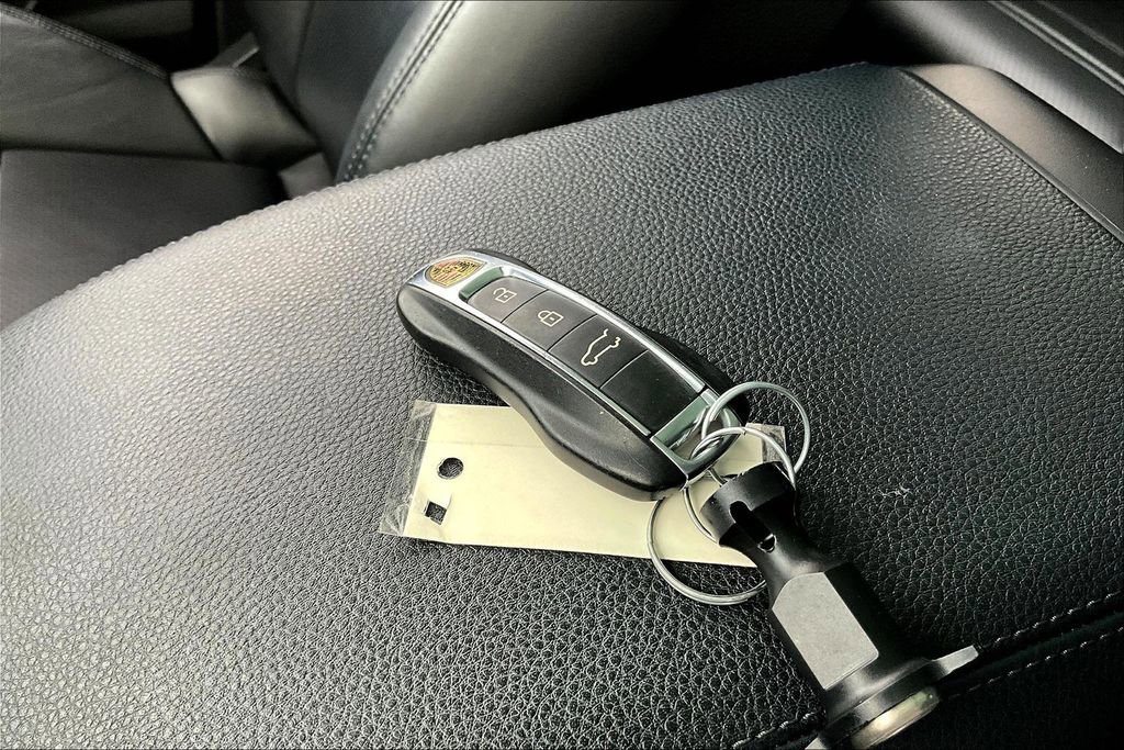 Used 2023 Porsche Cayenne image 13