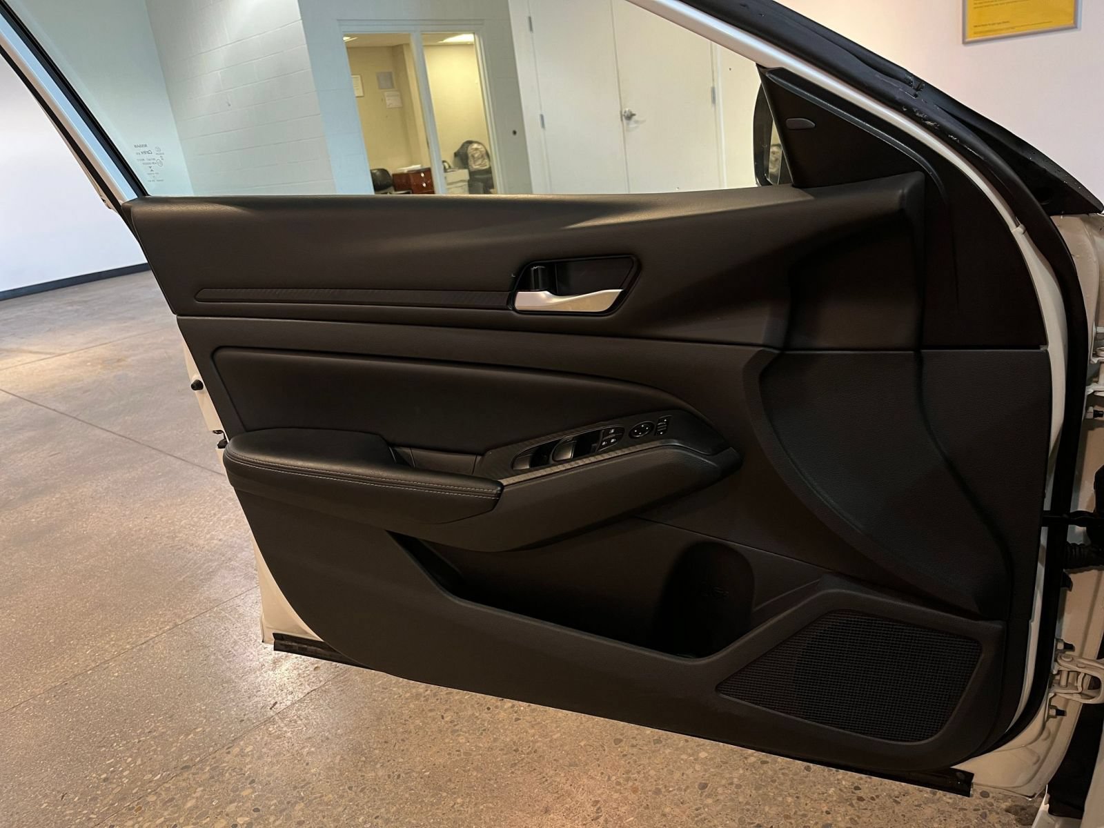 Used 2025 Nissan Altima 2.5 SV FWD image 18