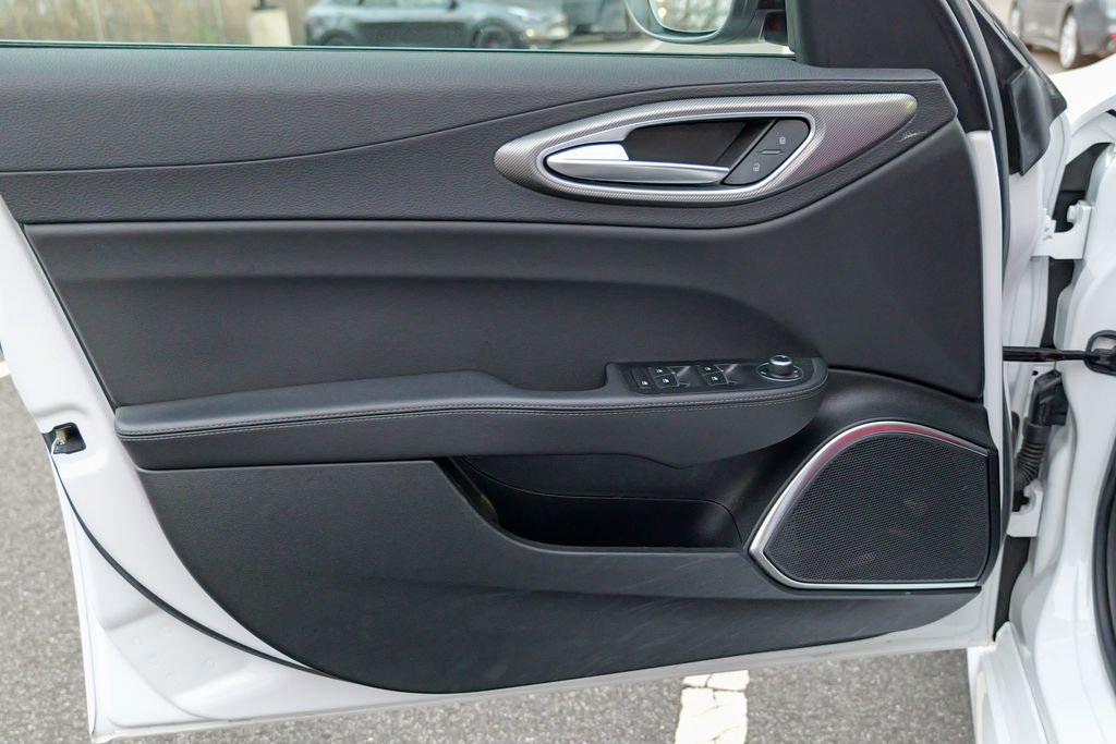 Used 2023 Alfa Romeo Giulia Veloce AWD/4WD image 18