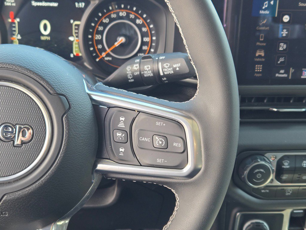 Used 2025 Jeep Wrangler Sahara image 28