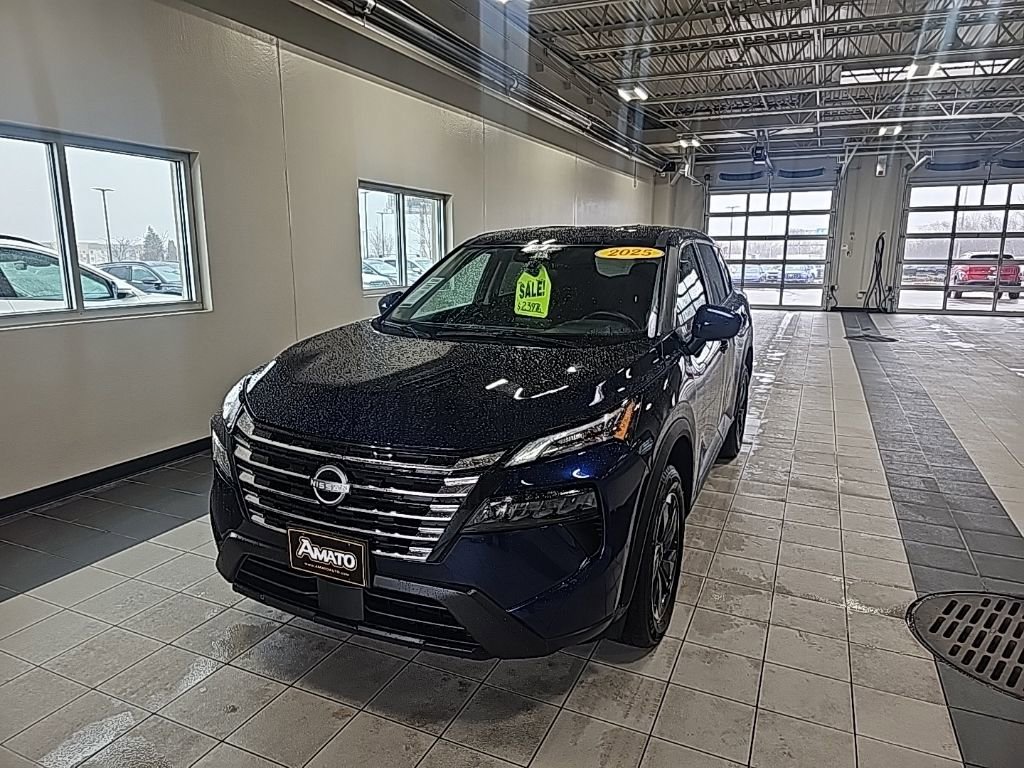 Used 2025 Nissan Rogue SV image 1