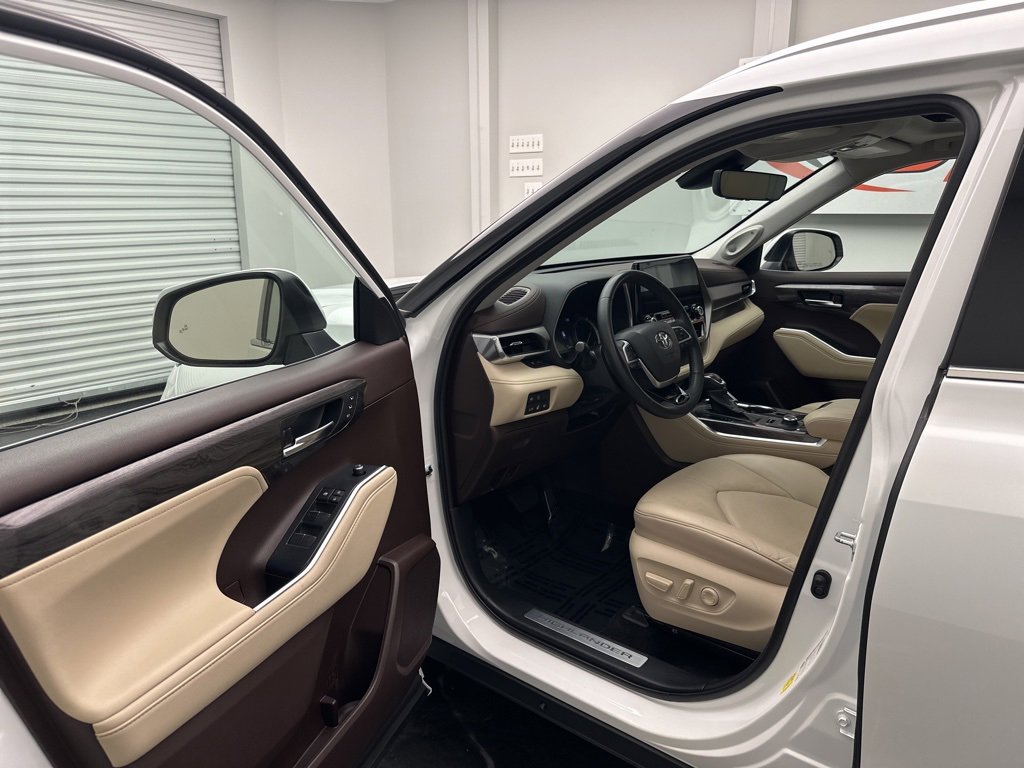 Used 2022 Toyota Highlander Limited image 5