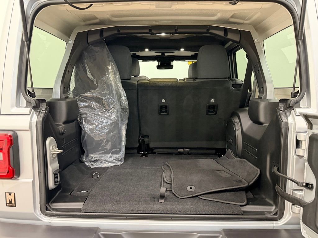 Used 2024 Jeep Wrangler Sahara w/ Technology Group AWD/4WD image 6