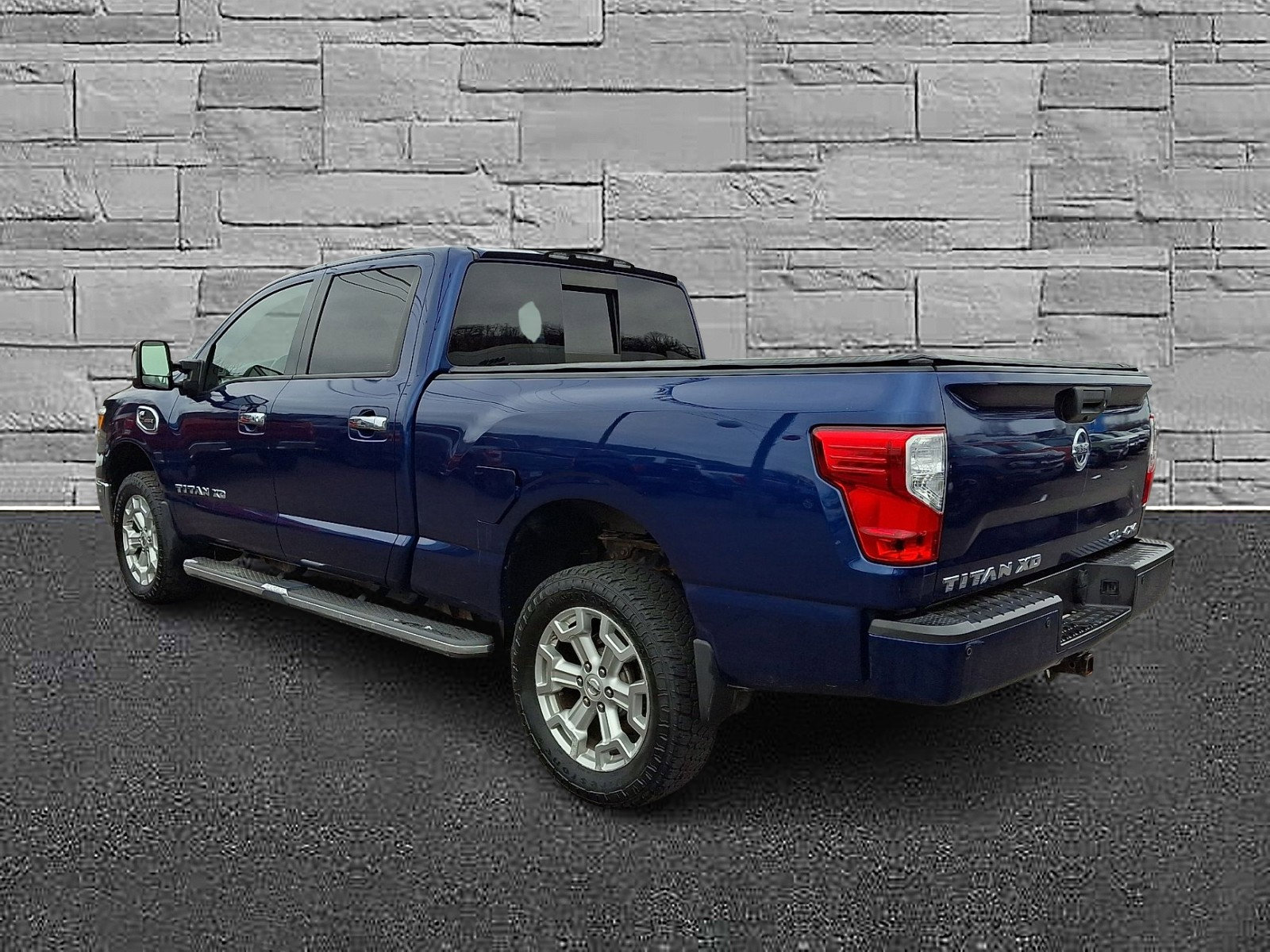 Used 2017 Nissan Titan SL image 8