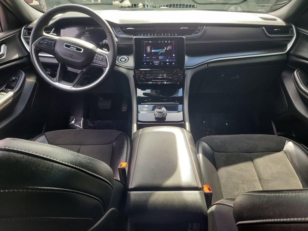 Used 2023 Jeep Grand Cherokee Altitude image 12