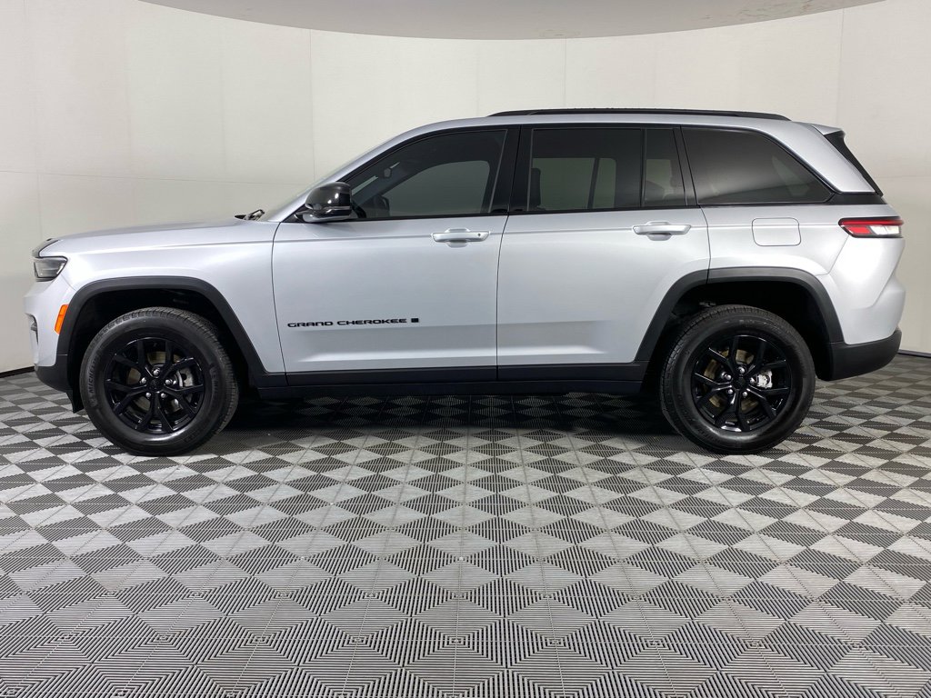 Used 2024 Jeep Grand Cherokee Altitude image 32
