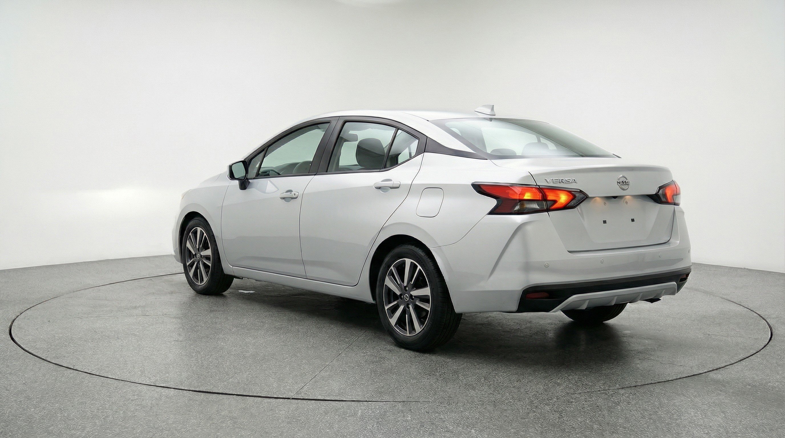 Used 2025 Nissan Versa SV image 6