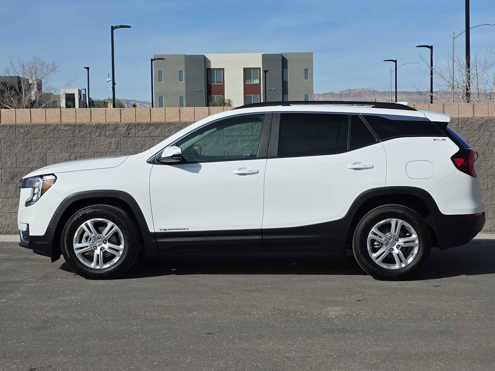 Used 2024 GMC Terrain SLE w/ Driver Convenience Package image 6