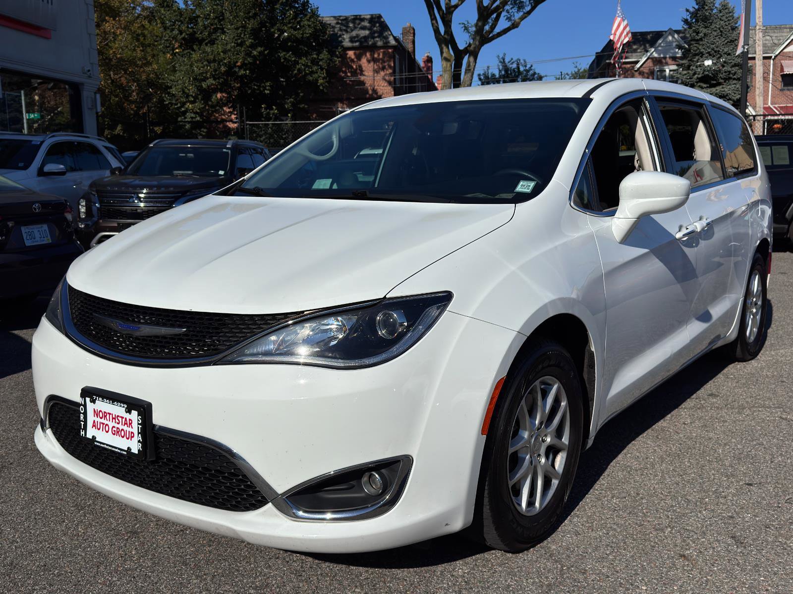 Used 2020 Chrysler Pacifica Touring image 1