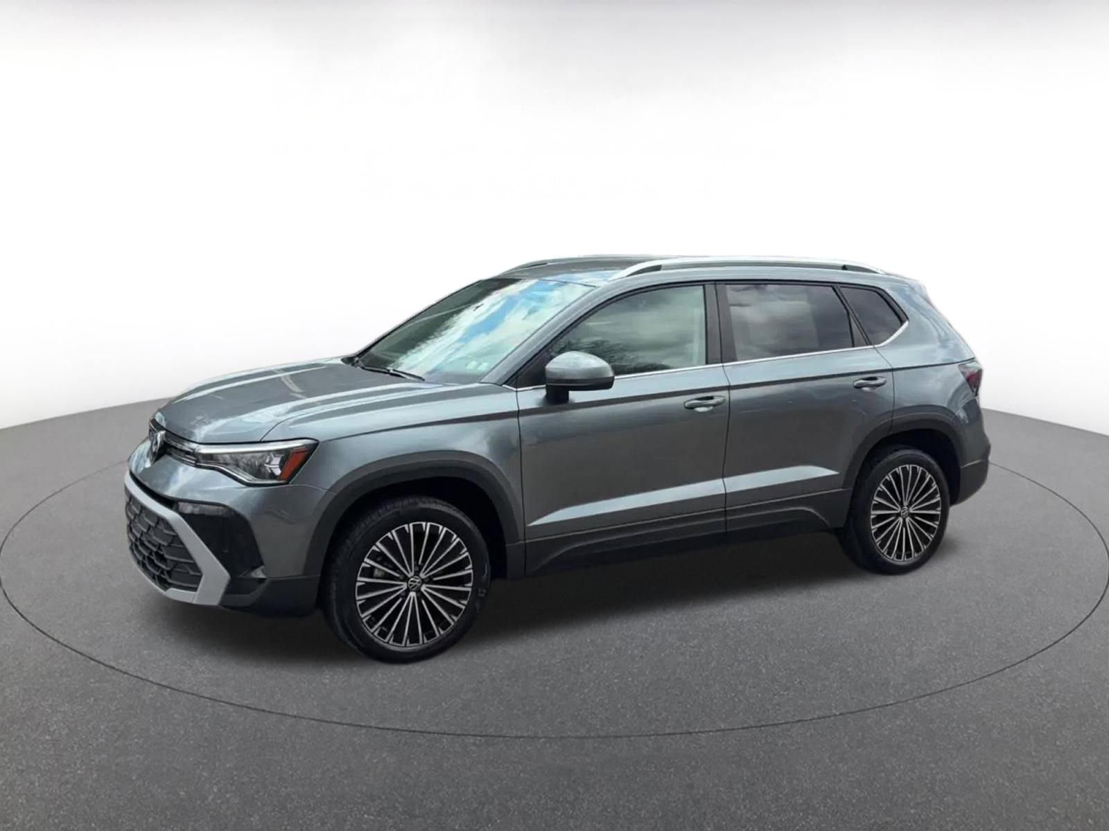 Used 2025 Volkswagen Taos SE FWD image 8