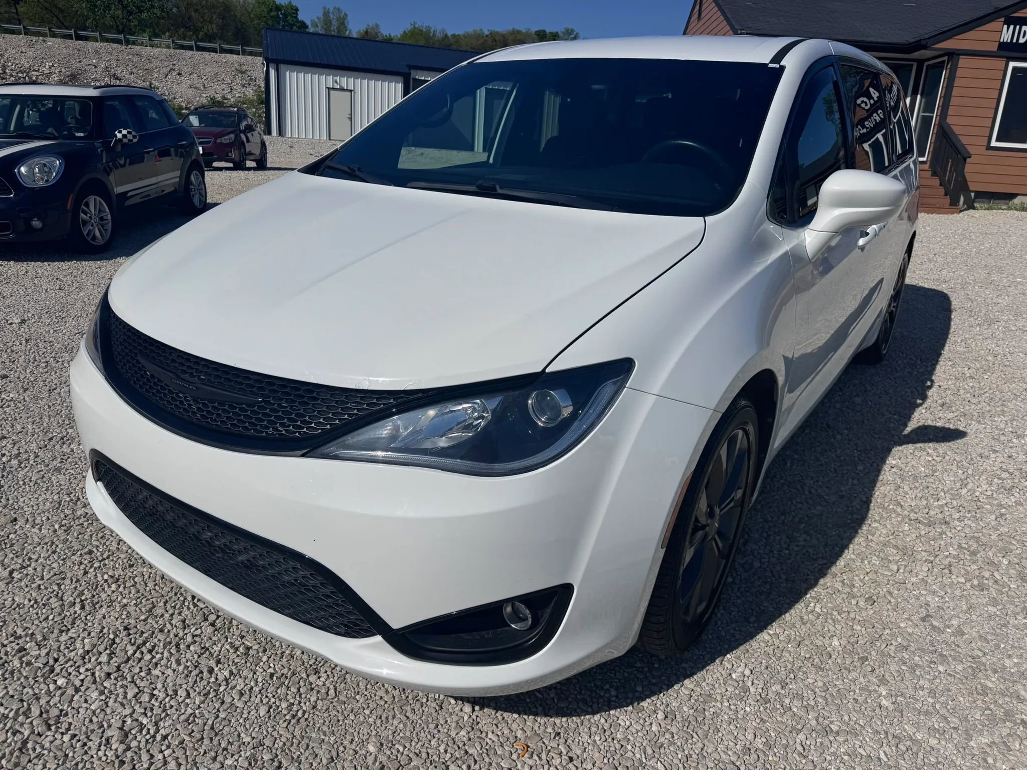 Used 2019 Chrysler Pacifica Touring Plus FWD image 2