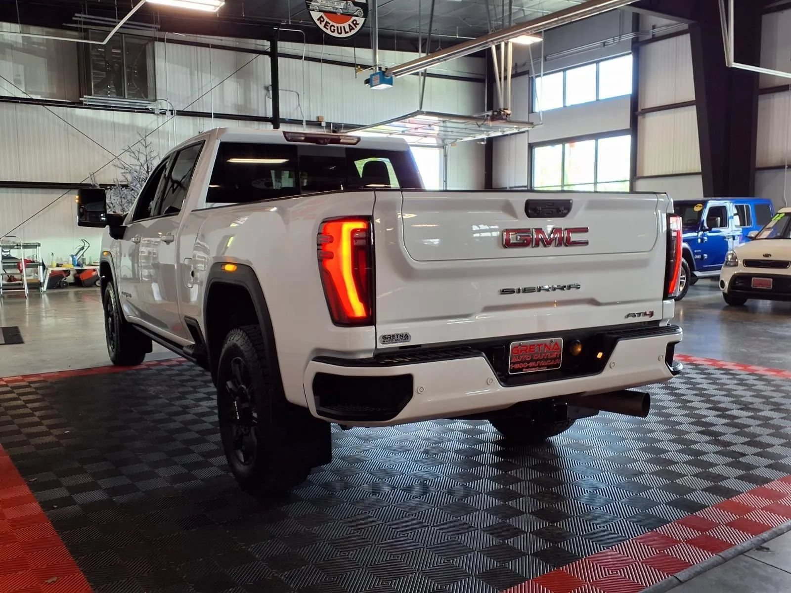 Used 2024 GMC Sierra 2500 AT4 w/ AT4 Premium Plus Package AWD/4WD image 4