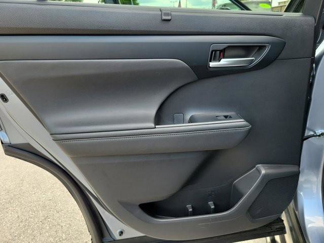 Used 2023 Toyota Highlander XLE FWD image 23