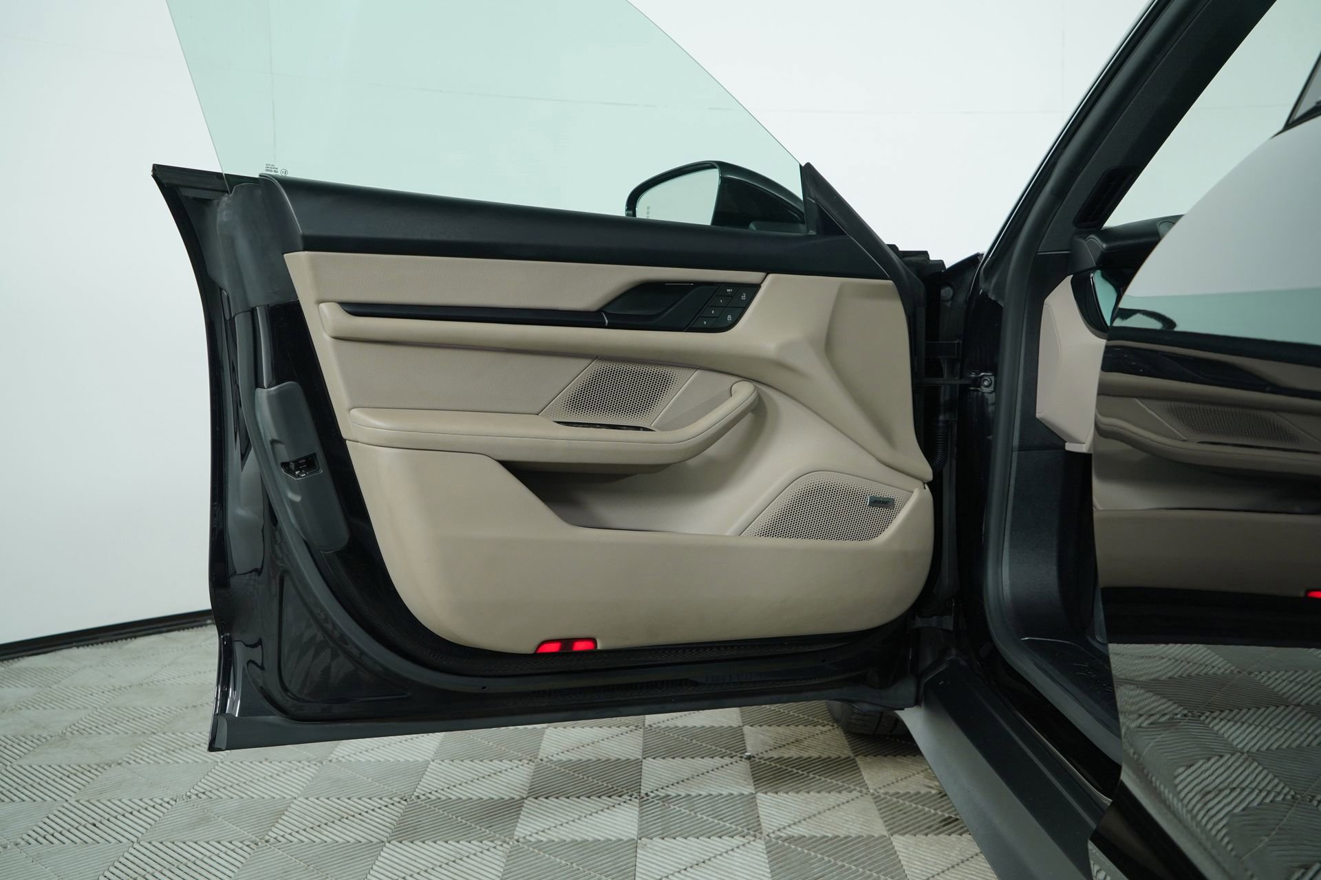 Used 2022 Porsche Taycan image 23