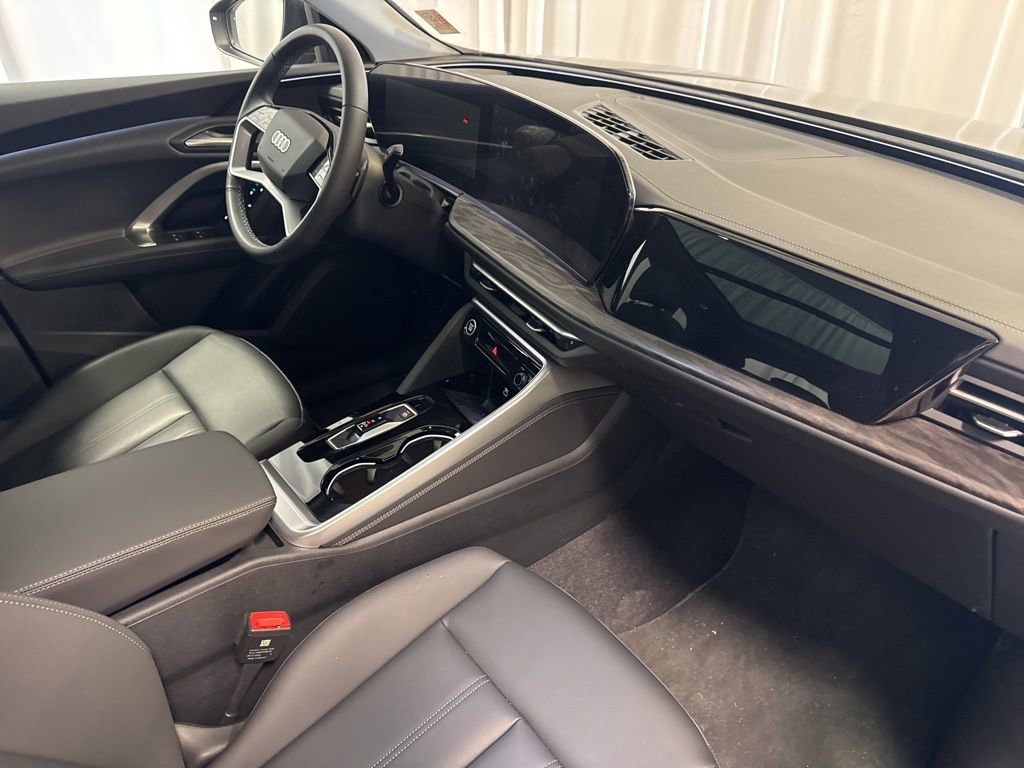 Used 2025 Audi Q5 Premium w/ Convenience Package image 31