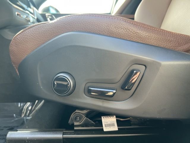 Certified 2025 Volvo XC60 B5 Plus image 28