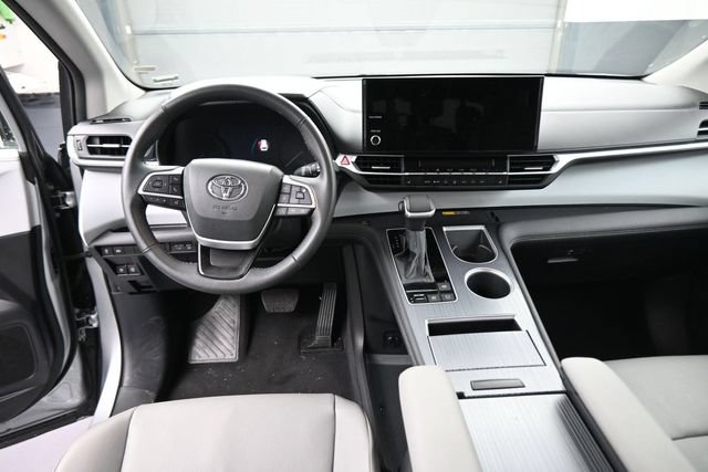 Used 2025 Toyota Sienna XLE FWD image 21