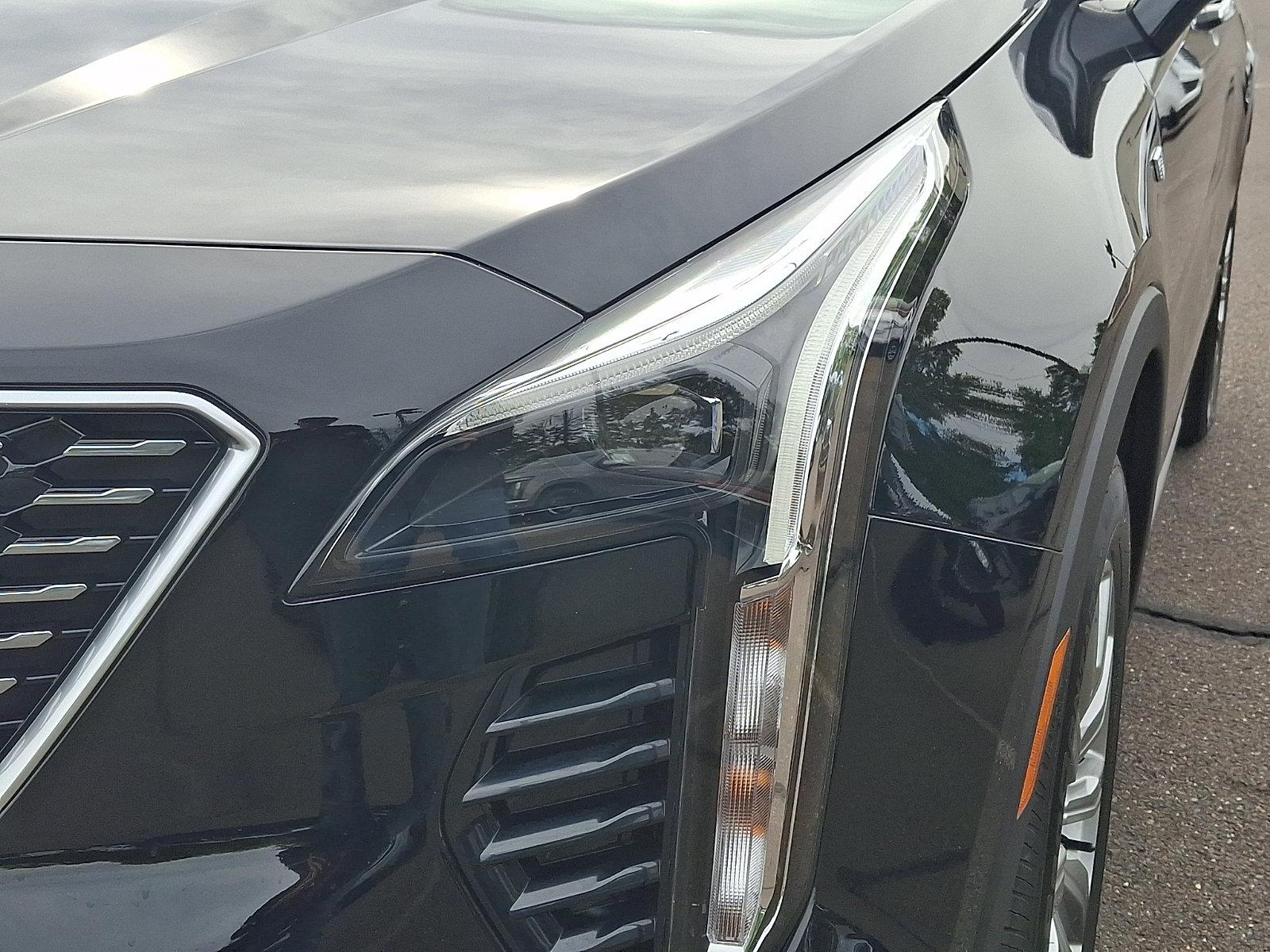 Certified 2023 Cadillac XT4 Premium Luxury w/ Cold Weather Package AWD/4WD image 9
