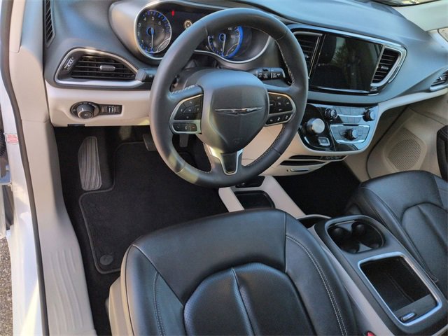 Certified 2024 Chrysler Pacifica Touring-L image 11