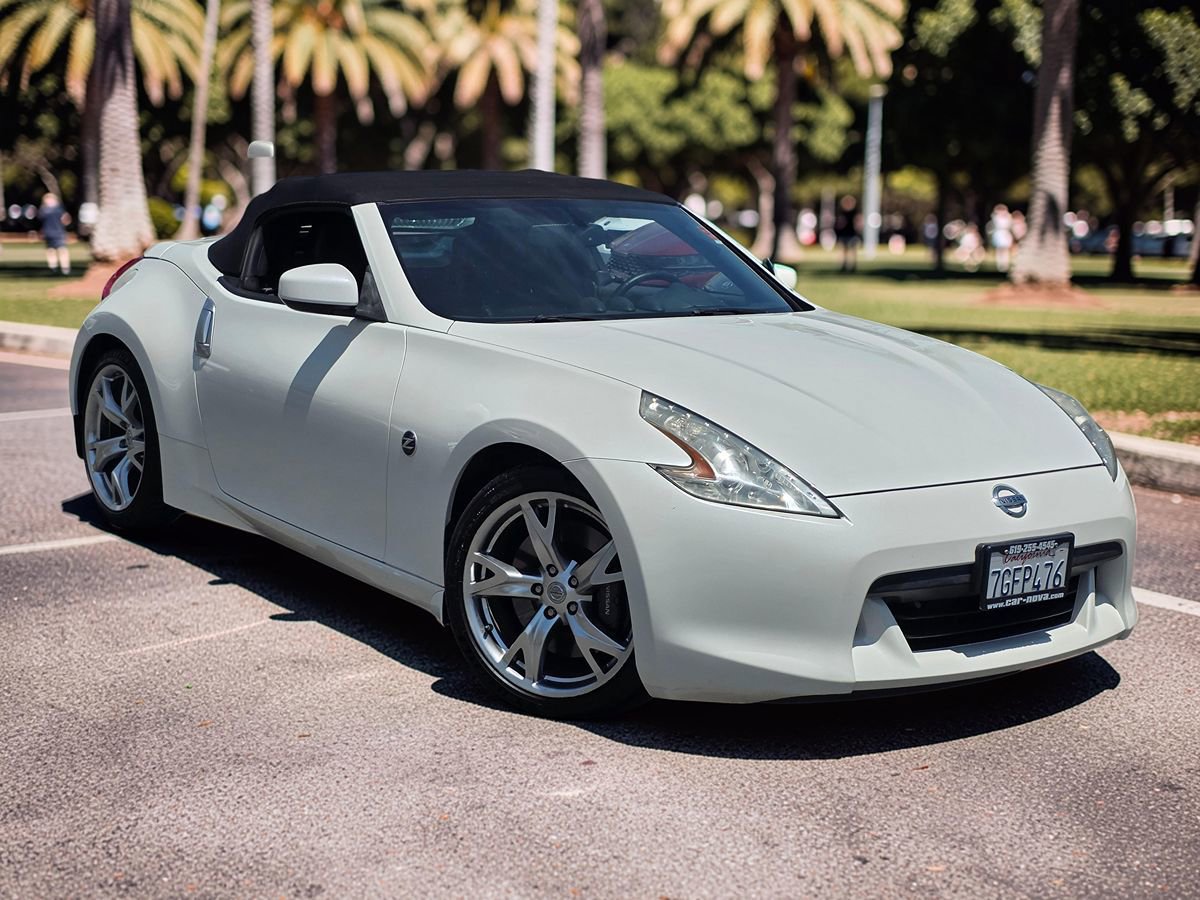 Used 2010 Nissan 370Z Touring w/ Sport Pkg RWD image 2
