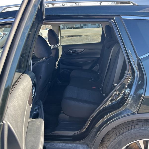 Used 2020 Nissan Rogue SV w/ Premium Package image 11