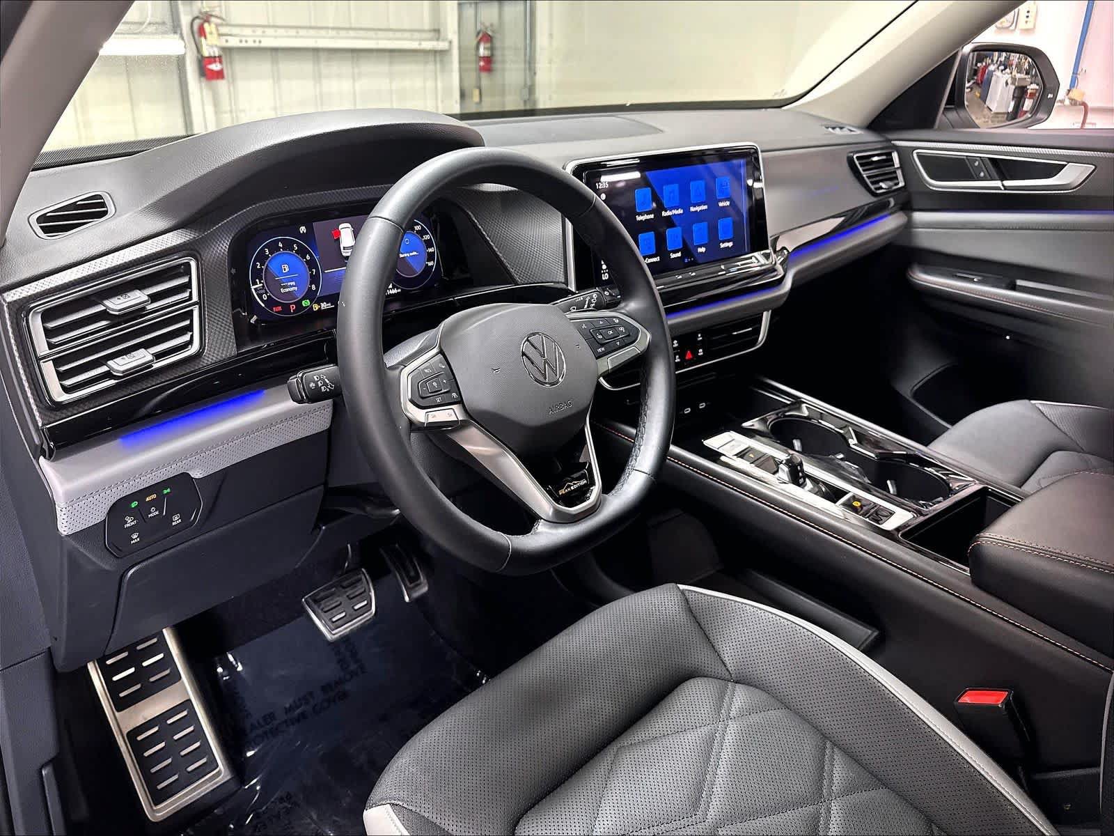 Used 2024 Volkswagen Atlas Peak Edition SE AWD/4WD image 20