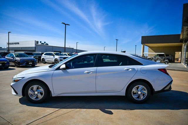 New 2026 Hyundai Elantra SE image 2