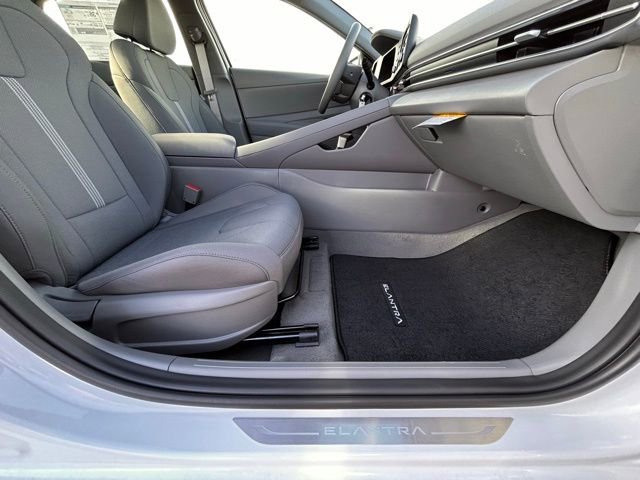 Used 2025 Hyundai Elantra SE image 25