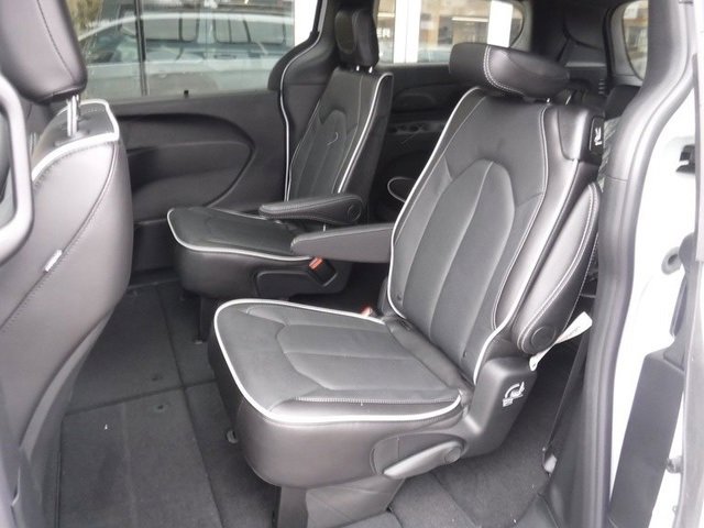 New 2026 Chrysler Pacifica Limited image 37