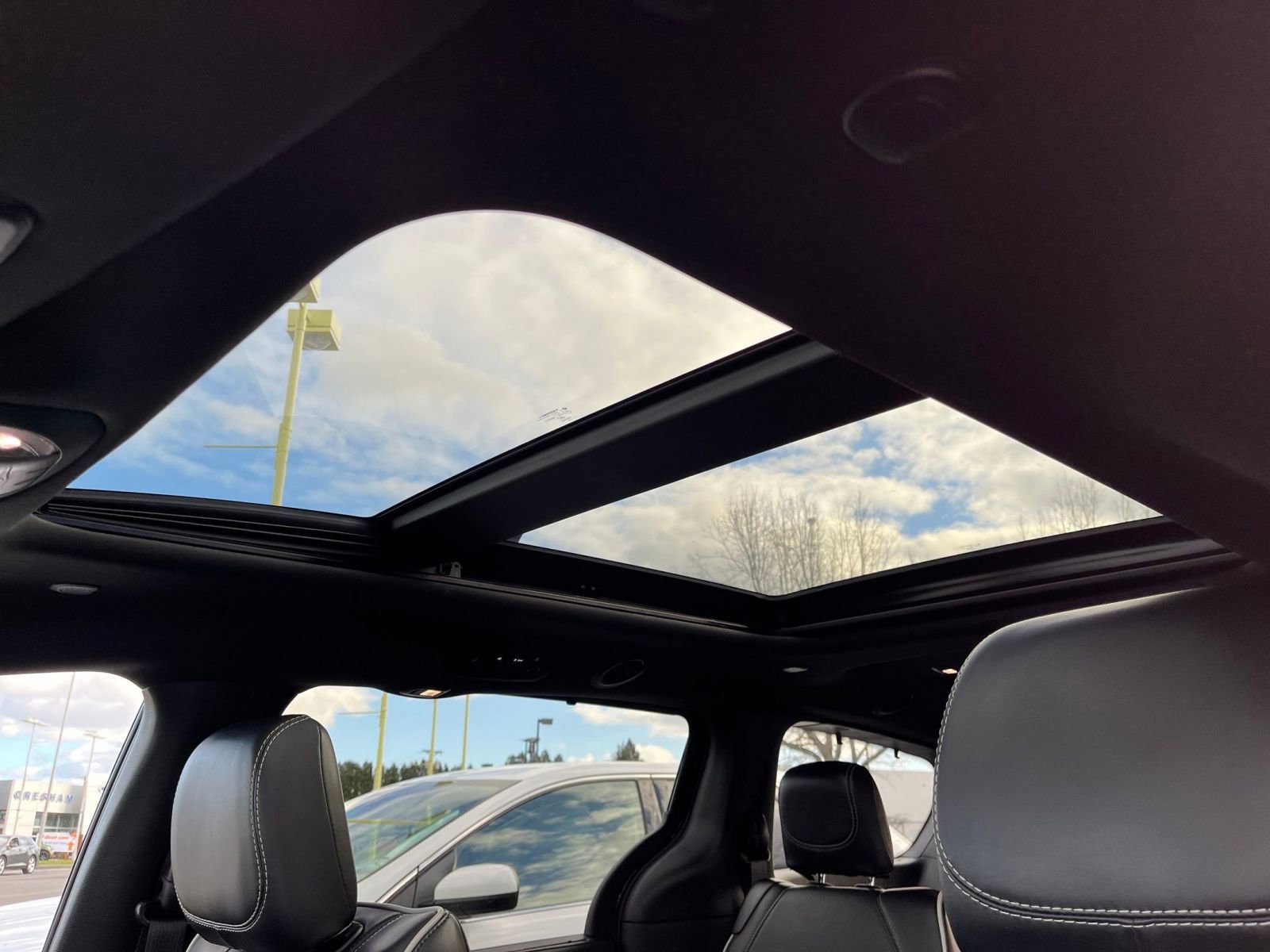 Used 2025 Chrysler Pacifica Limited image 32