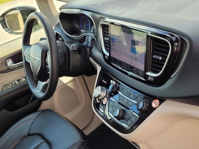 Used 2024 Chrysler Pacifica Touring-L image 24