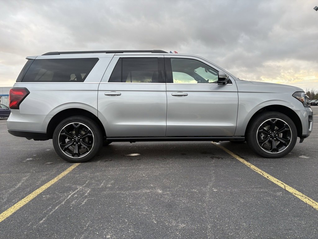 Used 2022 Ford Expedition Max Limited image 4