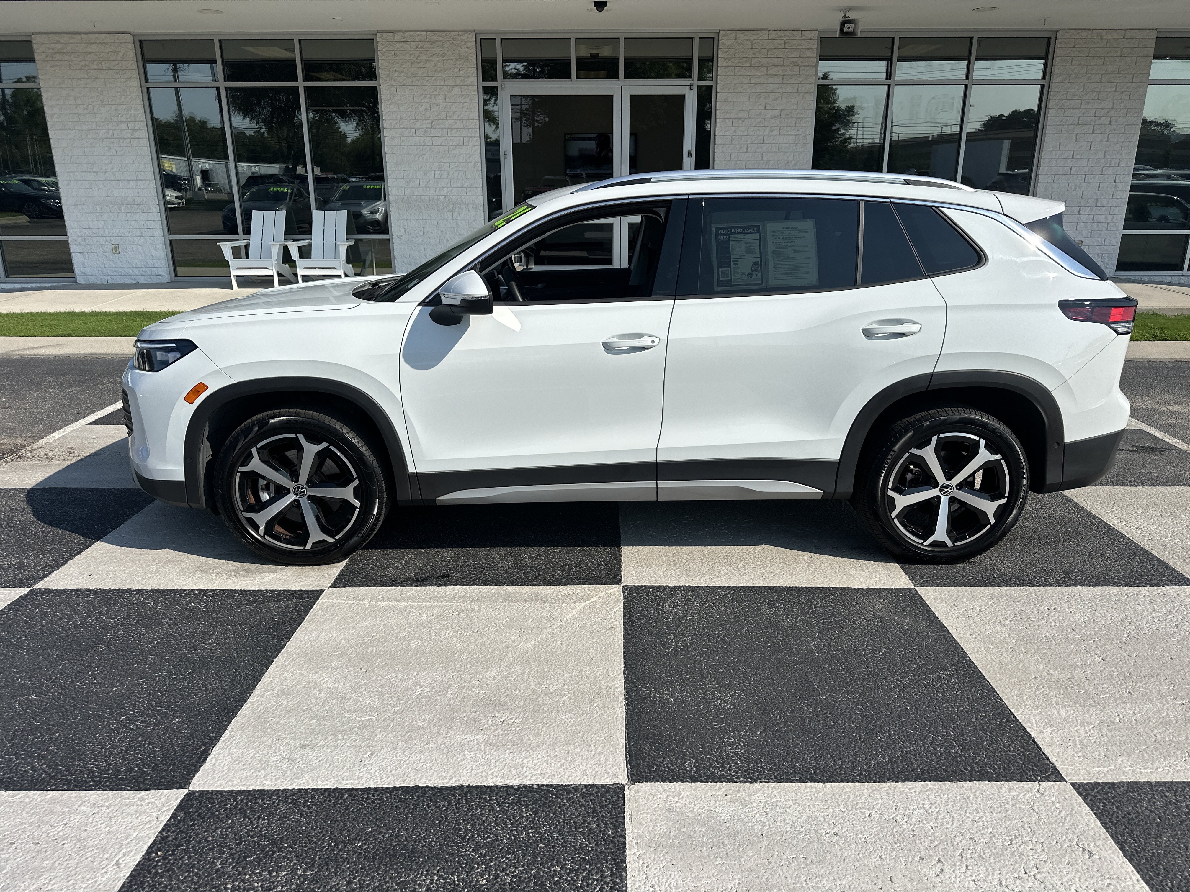 Used 2025 Volkswagen Tiguan SE AWD/4WD image 1