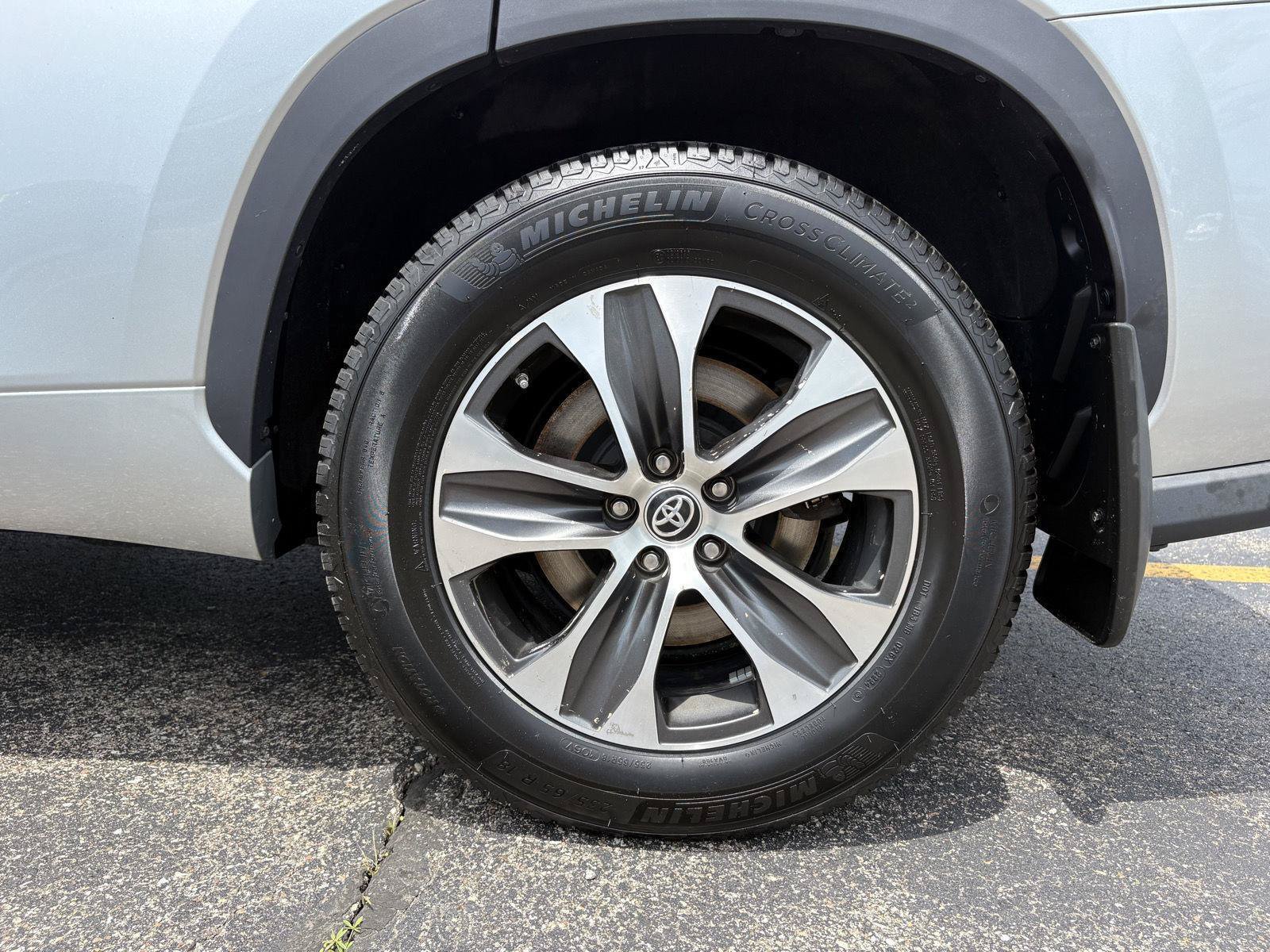 Used 2021 Toyota Highlander XLE AWD/4WD image 23