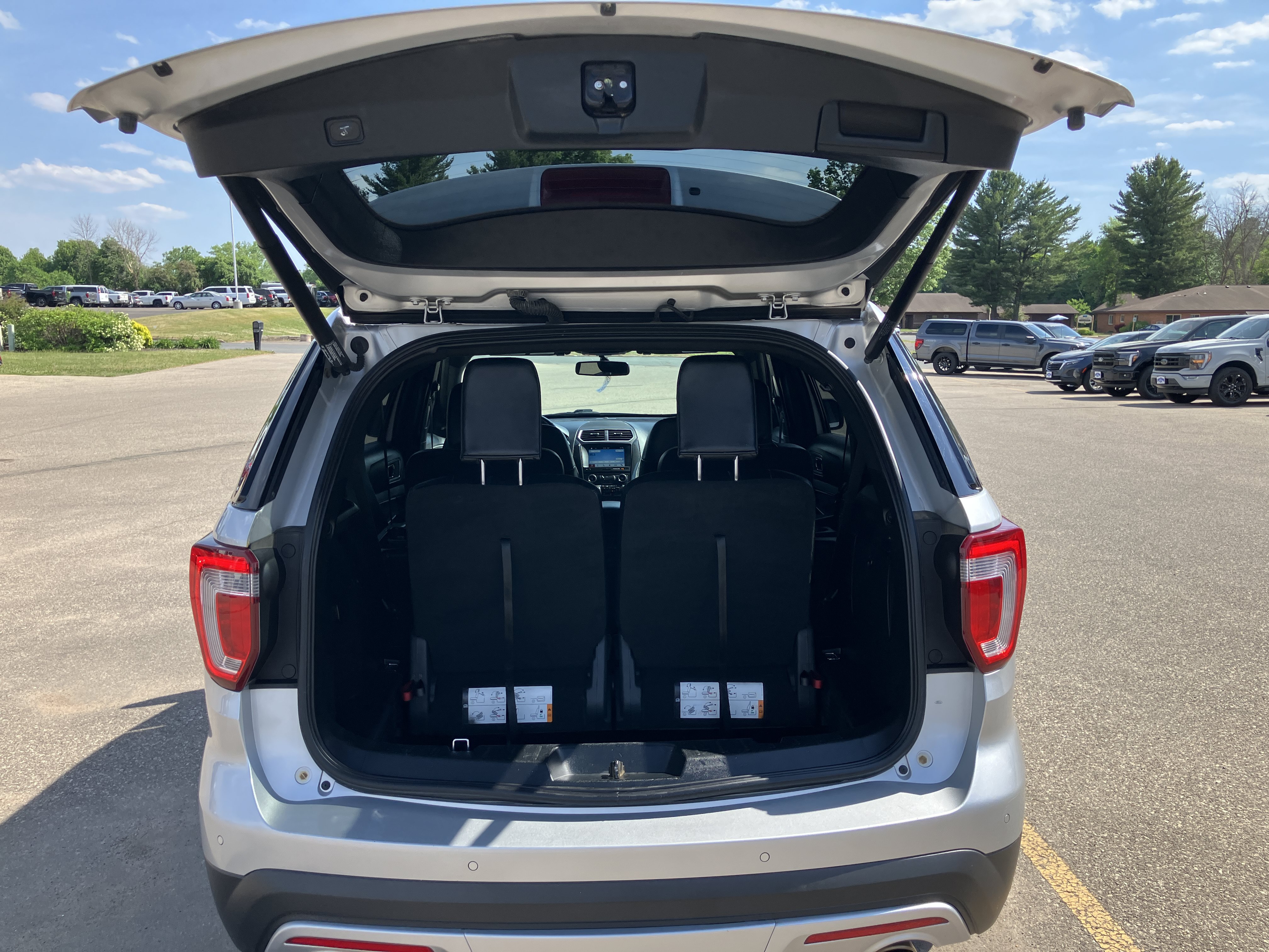 Used 2017 Ford Explorer XLT w/ Equipment Group 202A AWD/4WD image 19