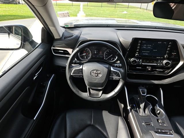 Used 2022 Toyota Highlander XLE FWD image 37