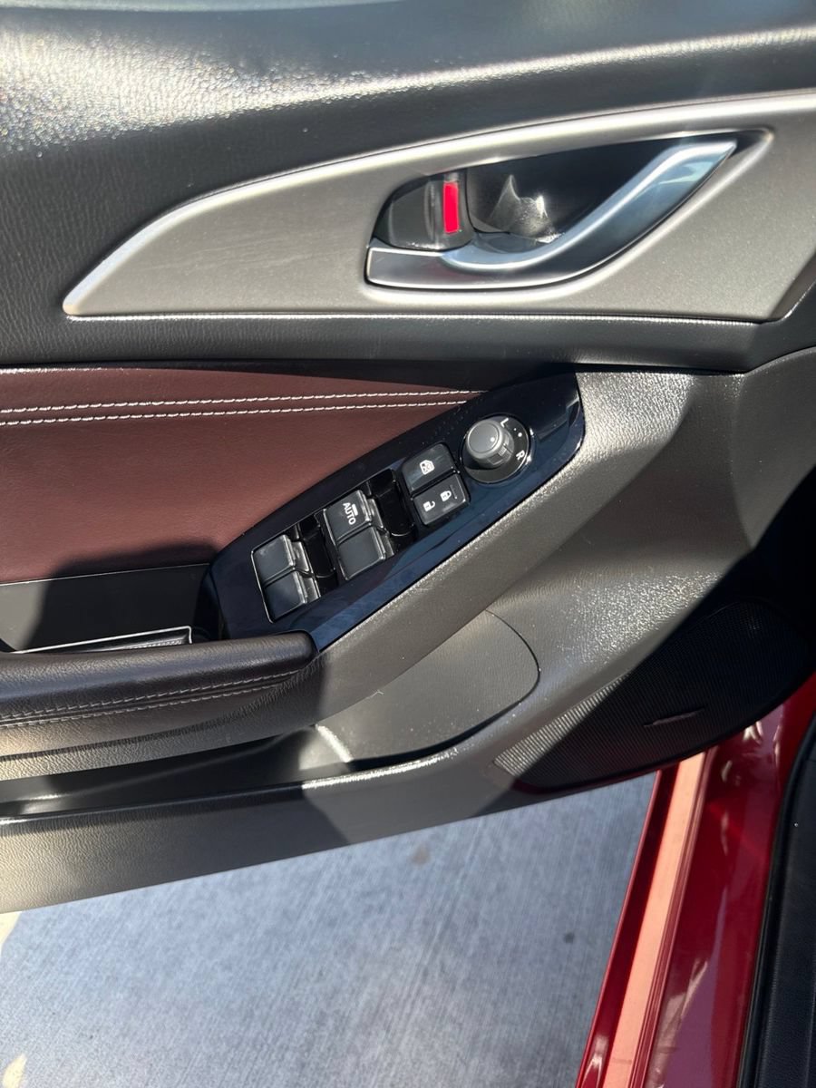 Used 2018 MAZDA MAZDA3 Touring FWD image 9