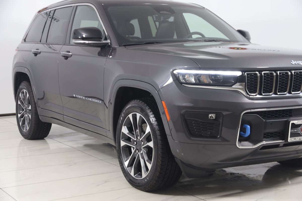 Used 2023 Jeep Grand Cherokee Overland w/ Luxury Tech Group IV AWD/4WD image 36
