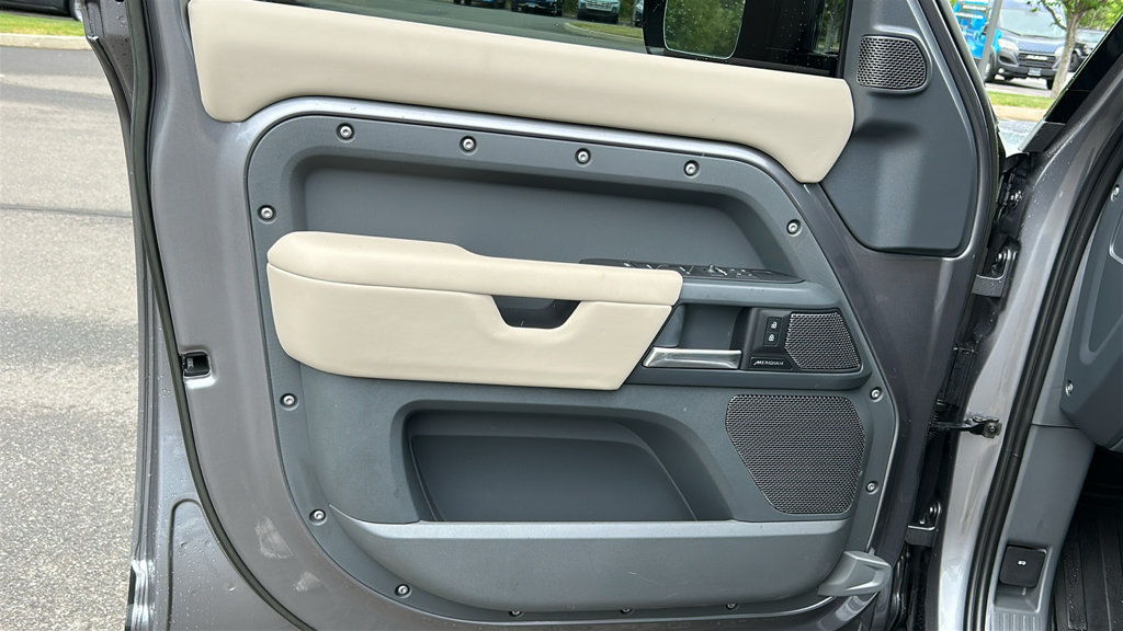 Certified 2024 Land Rover Defender 110 X-Dynamic SE AWD/4WD image 9