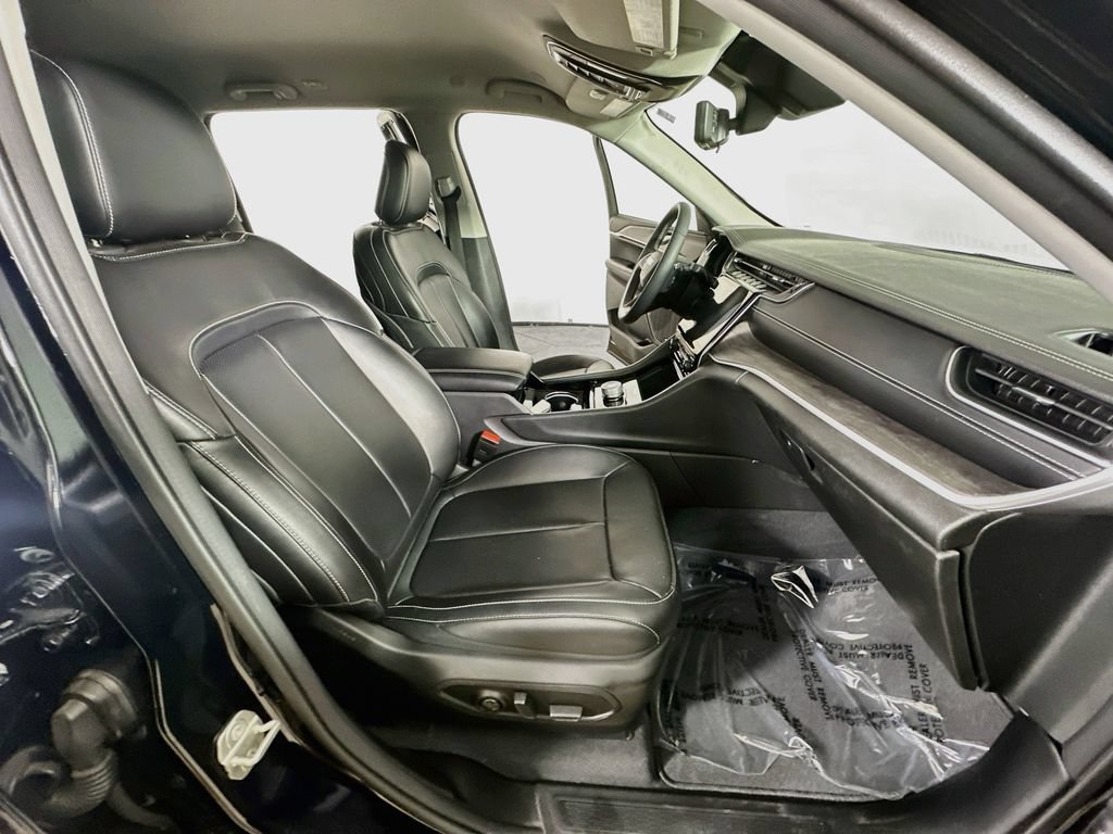 Used 2023 Jeep Grand Cherokee Limited w/ Luxury Tech Group II RWD image 12