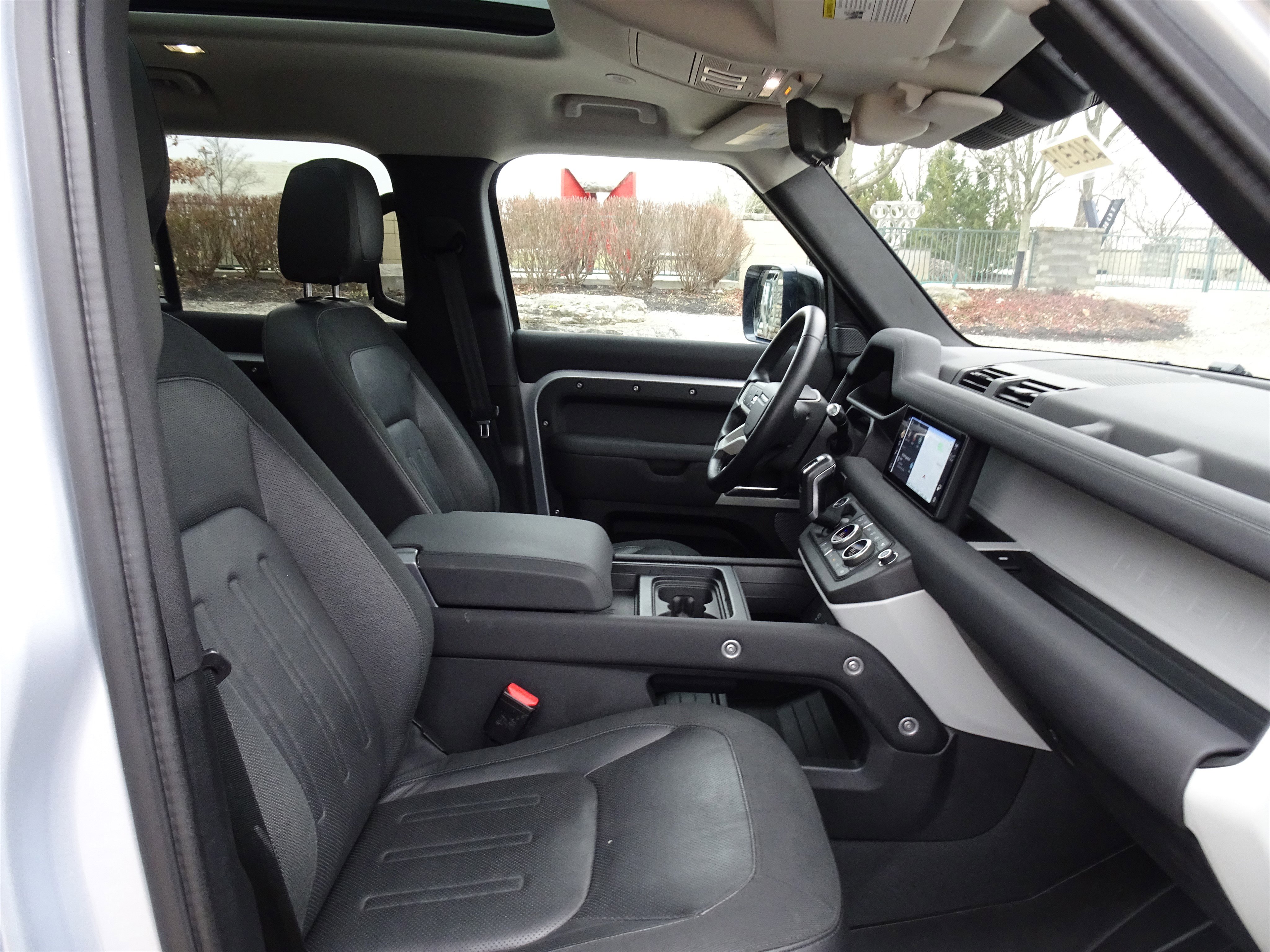 Used 2020 Land Rover Defender 110 SE image 28