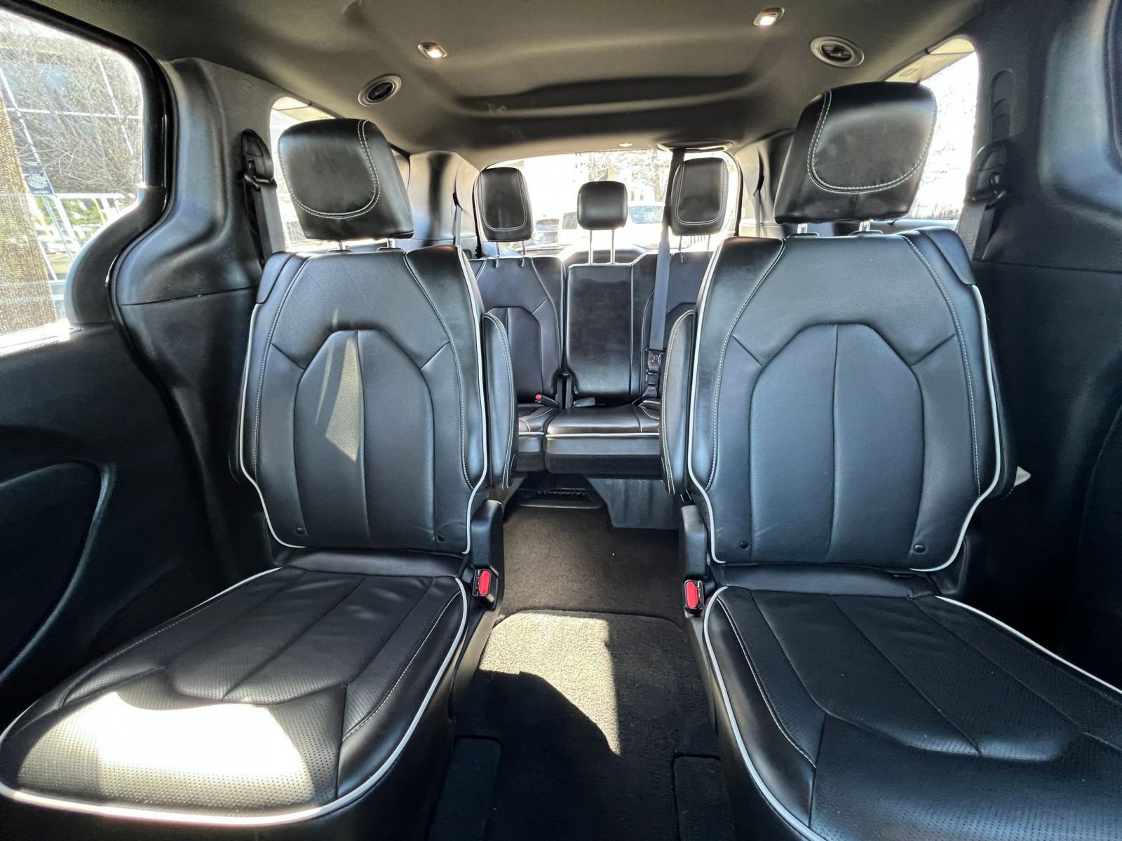 Used 2025 Chrysler Pacifica Limited image 40