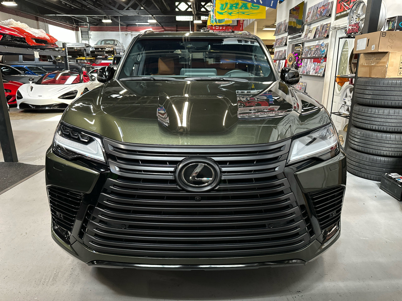 Used 2024 Lexus LX 600 4WD w/ Luxury Package image 2